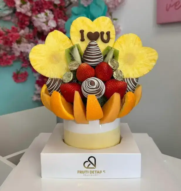 Romantic fruit bouquet with chocolate-covered strawberries, pineapple hearts, and the phrase “I ❤️ U” — handcrafted anniversary or love gift by Frutidetails Miami.