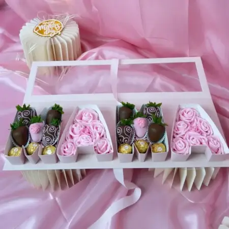 caja de Fresas decoradas con chocolate para el dia de las madres