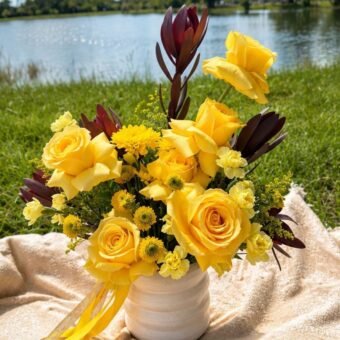 Linda Primavera yellow roses flower arrangement delivery in Hialeah and Miami
