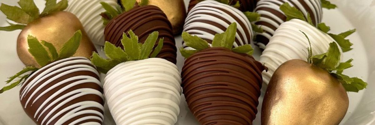 16 strawberries with milk chocolate and white chocolate coating